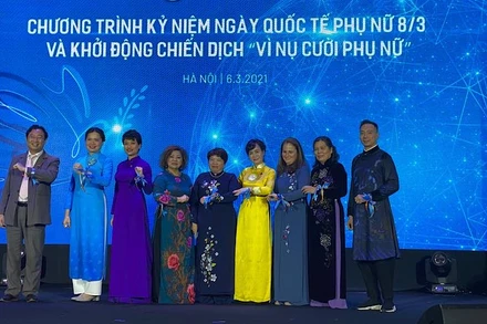 Các đại biểu cùng nhau hưởng ứng chiến dịch “Vì nụ cười phụ nữ”