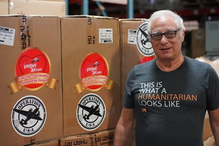 Chủ tịch Operation USA nhận và phân phối 1 triệu khẩu trang Vietjet gửi tặng.