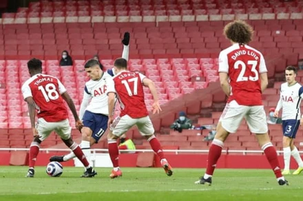 Pha ghi bàn điệu nghệ của Lamela (áo trắng, trái) cho Tottenham.