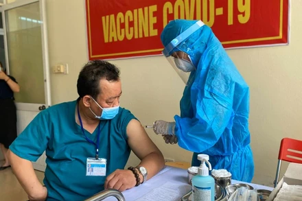 BS Lê Thành Phúc, Giám đốc Bệnh viện Phổi Đà Nẵng được tiêm vaccine Covid-19. 
