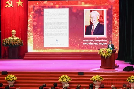 Đồng chí Thuận Hữu, Tổng Biên tập Báo Nhân Dân, Phó Trưởng ban Tuyên giáo T.Ư, Chủ tịch Hội Nhà báo Việt Nam công bố Thư chúc mừng của Tổng Bí thư, Chủ tịch nước Nguyễn Phú Trọng tại lễ kỷ niệm.