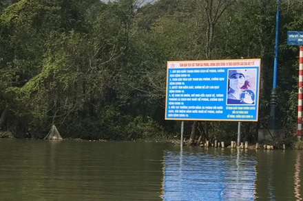 Tuyên truyền về phòng, chống dịch Covid-19 dọc theo suối Yến, trên đường vào chùa Hương.