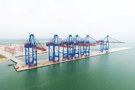 Sáu cẩu bờ STS do Doosan Vina sản xuất đang hoạt động tại cảng Gemalink, BRVT