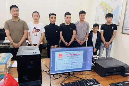 Bảy đối tượng trong ổ nhóm tội phạm sử dụng công nghệ cao cùng tang vật. 