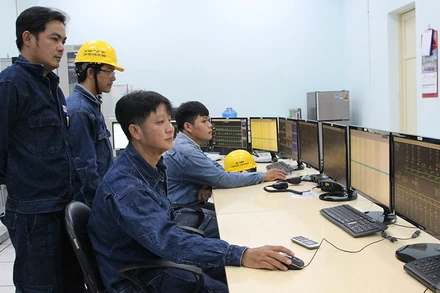 Kỹ sư, công nhân trực vận hành tại trạm biến áp để bảo đảm cung cấp điện ổn định cho thành phố.