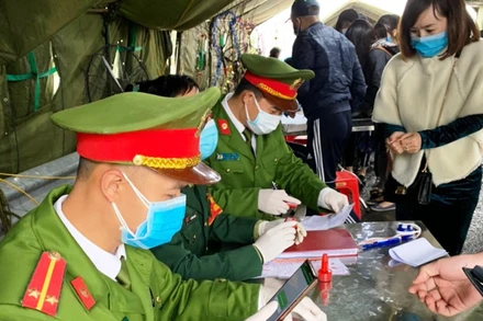 Chốt kiểm soát dịch Covid-19 tại trạm thu phí cầu  Bạch Đằng, thị xã Đông Triều, Quảng Ninh.