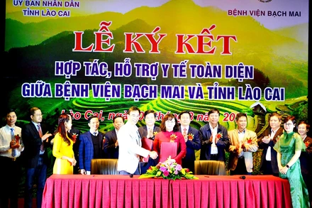Ký kết hợp tác, chuyển giao kỹ thuật, thiết bị y tế và đào tạo cán bộ y tế giữa UBND tỉnh Lào Cai và Bệnh viện Bạch Mai (Hà Nội).
