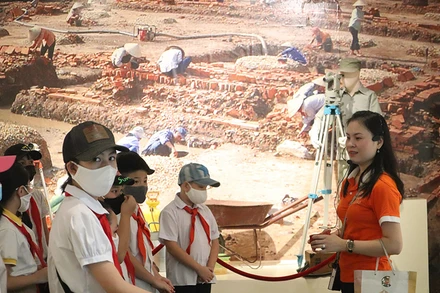 Học sinh Hà Nội tham gia hoạt động giáo dục di sản tại Hoàng thành Thăng Long.