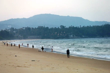 Bãi biển vắng du khách quốc tế tại Phuket, Thái Lan. (Ảnh: Bưu điện Bangkok)