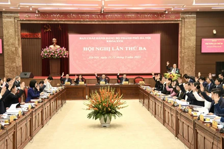 Các đồng chí ủy viên Ban Chấp hành Đảng bộ TP Hà Nội khóa 17 thông qua 10 Chương trình công tác toàn khóa, nhiệm kỳ 2020-2025 tại Hội nghị Ban Chấp hành lần thứ ba, ngày 11-3-2021.