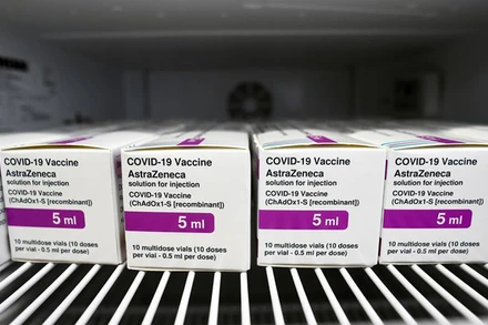 Những liều vaccine AstraZeneca được bảo quản trong ngăn lạnh tại một bệnh viện Ireland trong bối cảnh nước này tạm ngừng sử dụng do lo ngại các phản ứng phụ. Ảnh: Reuters