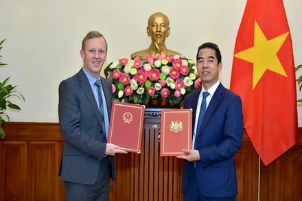 Lễ trao đổi Công hàm khẳng định ngày có hiệu lực của Hiệp định thương mại tự do giữa Việt Nam và Anh. (Ảnh: Tuấn Anh/Báo Thế giới và Việt Nam)