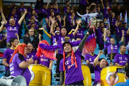 Trong bối cảnh diễn biến Covid-19 phức tạp, những khán đài chật ních của V-League từng gây sự ngạc nhiên lớn và thán phục trong lòng bạn bè quốc tế. (Ảnh: TRẦN HẢI)