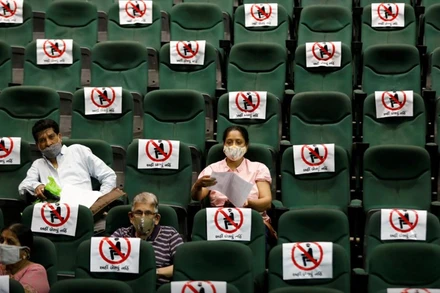 Những người được tiêm vaccine ngừa Covid-19 COVISHIELD do Viện Huyết thanh Ấn Độ sản xuất ngồi bên trong trung tâm tiêm chủng tại TP Ahmedabad. (Ảnh: Reuters)