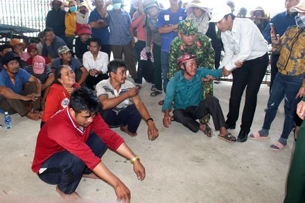 Các ngư dân trên tàu gặp nạn vào bờ an toàn.