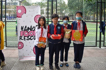 Các bạn học sinh từ nhiều trường đem đồ ăn tới ủng hộ.