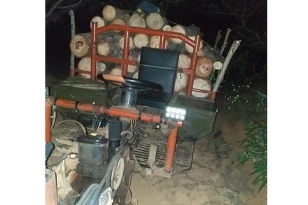 Xe cày độ chế và gỗ là tang vật do cơ quan chức năng bắt giữ tại hiện trường.