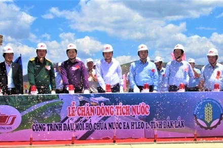 Lãnh đạo Bộ NN-PTNT, UBND tỉnh Đắk Lắk, đại diện chủ đầu tư và đơn vị thi công ấn nút chặn dòng hồ chứa nước Ea H’leo.