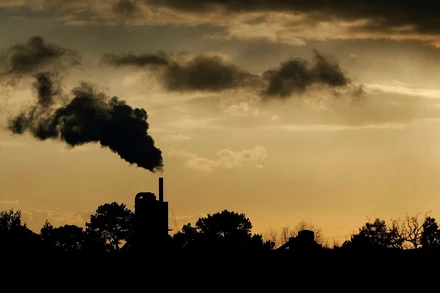 Khói bốc lên từ một nhà máy vào lúc hoàng hôn ở Rugby, Anh. Ảnh: Reuters