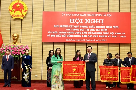 Bí thư Thành ủy Vương Đình Huệ trao Cờ thi đua của Chính phủ tặng các đơn vị. (Ảnh: DUY LINH)