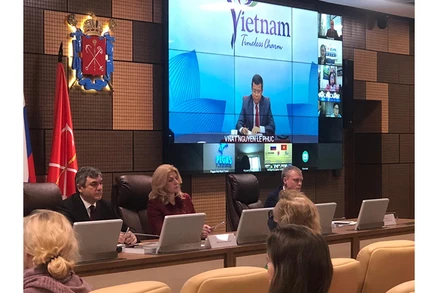 Phó Tổng cục trưởng Tổng cục Du lịch Việt Nam Nguyễn Lê Phúc phát biểu, hình ảnh tại điểm cầu Saint Petersburg.