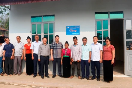 Thành ủy Điện Biên Phủ và Công ty cổ phần cấp nước Điện Biên trao nhà tặng gia đình bà Lò Thị Úi.