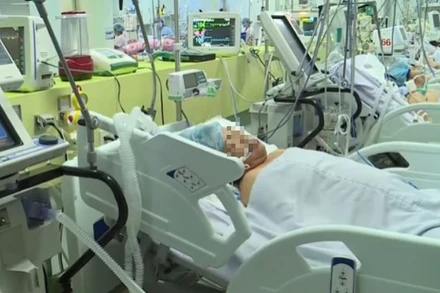 Một bệnh nhân bị ngộ độc pate chay đang điều trị tại bệnh viện. (Ảnh: Báo SK&ĐS)