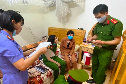 Lực lượng chức năng khám xét nơi ở của đối tượng.