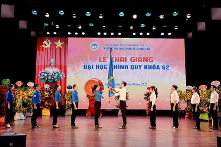Sinh viên Trường đại học Kinh tế quốc dân trong Lễ khai giảng năm học mới (Ảnh minh hoạ)