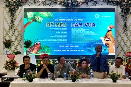 Ê-kíp sáng tạo chia sẻ tại lễ khởi công hai vở diễn. Ảnh: Trang Anh.