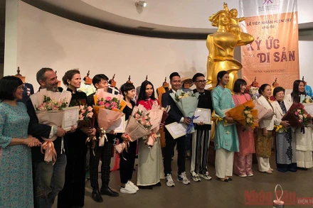 Các nhà thiết kế trong lễ trao tặng hiện vật tại Bảo tàng.