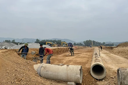 Công nhân Công ty TNHH Xây dựng số 6 khẩn trương thi công mặt bằng khu TĐC số 1 phục vụ dự án Cảng Hàng không Điện Biên.