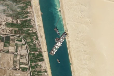 Hình ảnh vệ tinh sự cố tàu mắc cạn ngang kênh đào Suez, ngày 28-3. (Ảnh: AP)