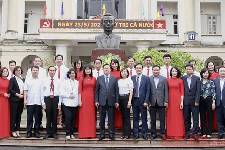 Đồng chí Vương Đình Huệ, Ủy viên Bộ Chính trị, Bí thư Thành ủy cùng các đồng chí lãnh đạo thành phố Hà Nội với các cán bộ chủ trốt trường đào tạo cán bộ Lê Hồng Phong. Ảnh: Duy Linh