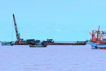 Đơn vị thi công dung cơ giới nạo vét, khơi thông luồng tuyến ở cửa biển Khánh Hội.