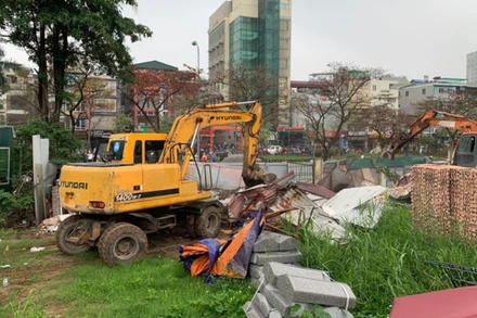 Lực lượng chức năng cưỡng chế công trình vi phạm. (Ảnh: Tiến Thành)