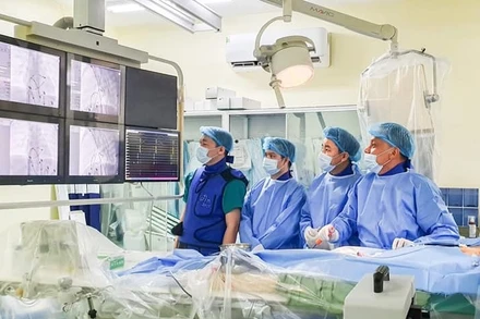 Các bác sĩ đang thực hiện can thiệp bằng phương pháp triệt đốt cấp cứu nhịp tim nhanh.