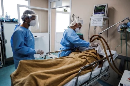 Bác sĩ chăm sóc cho bệnh nhân Coivd-19 phải điều trị tích cực, tại thành phố Porto Alegre, Brazil. (Ảnh: EPA)