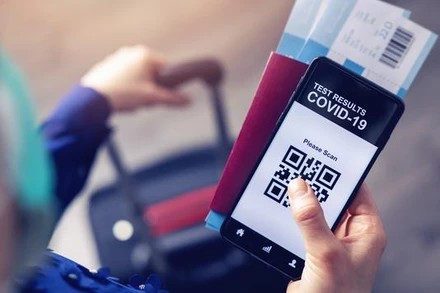 Đề xuất về hộ chiếu vaccine của EU đang tạo được nhiều kỳ vọng phục hồi du lịch trong mùa hè (Ảnh: DW)