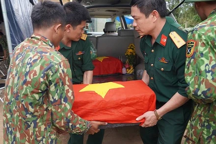 Đưa các hài cốt liệt sĩ về nhà cộng đồng thôn Tân Xá