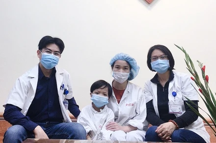 Bé H. cùng các bác sĩ Trung tâm Tim mạch và lồng ngực, Bệnh viện Hữu nghị Việt Đức.