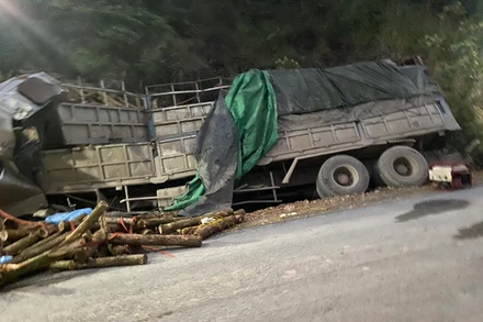 Chiếc xe ô tô chở gỗ bị tai nạn ở xã Trí Nang, huyện Lang Chánh 