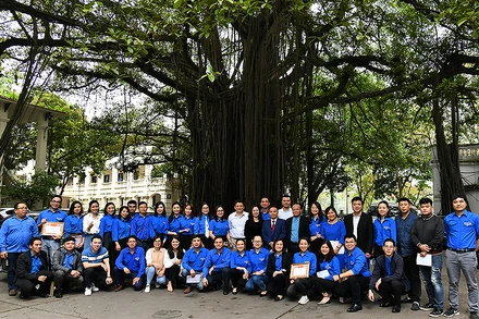 Đoàn viên, thanh niên chụp ảnh lưu niệm với các đồng chí lãnh đạo Báo Nhân Dân.