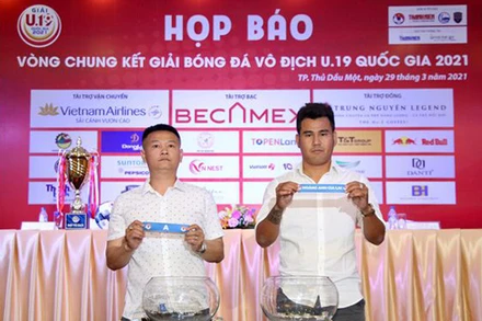 Hai ngôi sao một thời Văn Quyến cùng Thanh Bình bốc thăm chia bảng cho CLB của mình. (Ảnh: VFF)