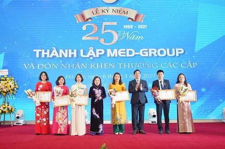 Nguyên Thứ trưởng Y tế Nguyễn Thị Xuyên và PGS, TS Lương Ngọc Khuê, Cục trưởng Cục Quản lý, khám chữa bệnh trao bằng khen cho các cá nhân.