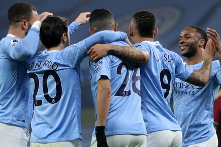 Các cầu thủ Man City mừng trận thắng đậm Wolverhampton 4-1.