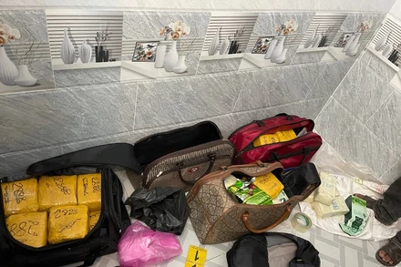 Các đối tượng tội phạm giấu ma túy trong các túi xách tay.