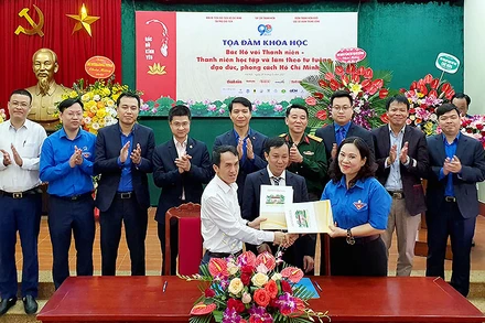 Bí thư T.Ư Đoàn TNCS Hồ Chí Minh Nguyễn Ngọc Lương (đứng giữa, hàng sau trong ảnh) cùng đại diện lãnh đạo Đoàn Khối các cơ quan T.Ư, Thành đoàn Hà Nội, Ban Quản lý Khu di tích Chủ tịch Hồ Chí Minh và các đơn vị liên quan tại lễ ký kết triển khai công trình số hóa tài liệu, hiện vật.