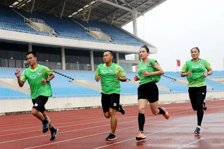 Lần đầu tiên có hai trợ lý trọng tài nữ Việt Nam vượt qua kỳ kiểm tra thể lực. (Ảnh: VFF)