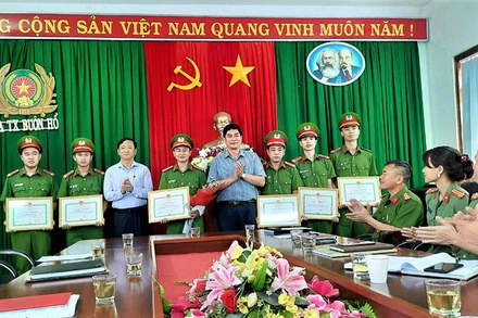 Đồng chí Y Vinh Tơr, Bí thư Thị ủy Buôn Hồ và đồng chí Phạm Phú Lộc, Chủ tịch UBND thị xã Buôn Hồ tặng giấy khen cho các cán bộ, chiến sĩ có thành tích tiêu biểu, xuất sắc trong việc nhanh chóng làm rõ, bắt giữ đối tượng gây ra vụ cướp xe ôm.